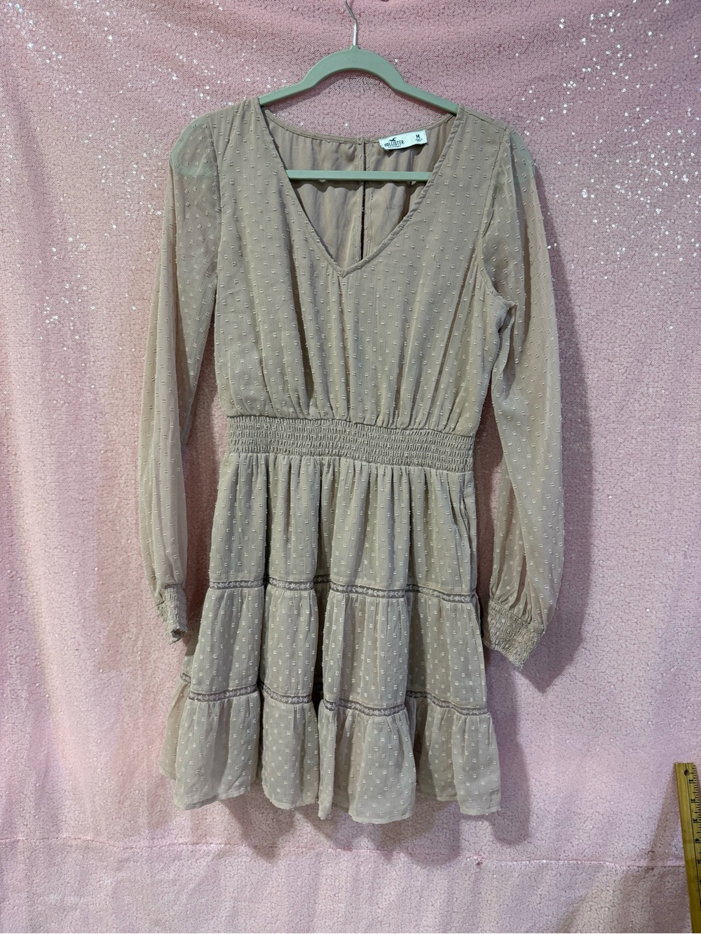 Hollister Light Taupe Dot Tiered V‑Neck Long‑Sleeve Dress
